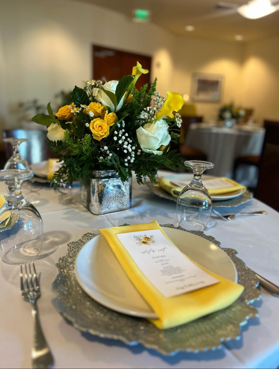 Gold charger place setting with floral centerpiece
